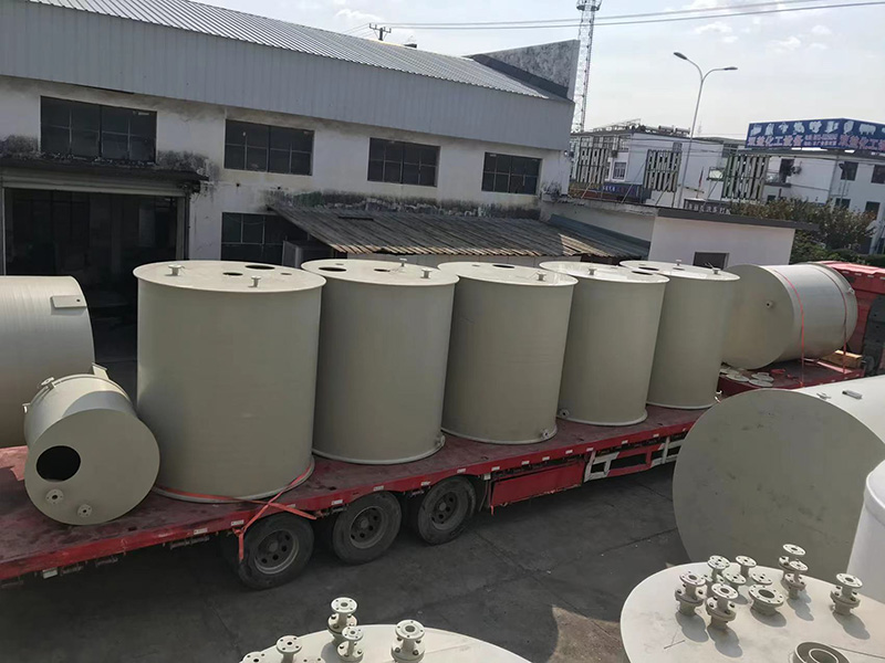 發(fā)往無錫某公司的pp儲(chǔ)罐