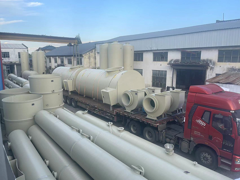 發(fā)往南通某化工廠的PP儲罐和PP風機 發(fā)往南通某化工廠的PP儲罐和PP風機