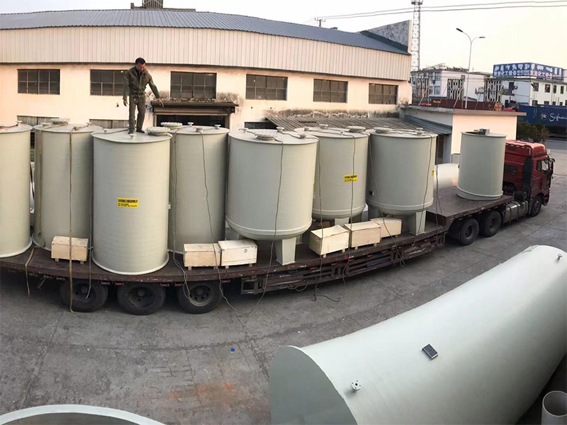 發(fā)往江蘇無錫某公司的大型PP儲罐和PP攪拌罐 發(fā)往江蘇無錫某公司的大型PP儲罐和PP攪拌罐