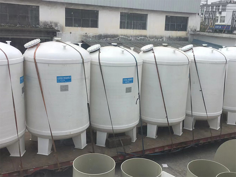 發(fā)往河南平頂山的PP真空計量罐出貨中 發(fā)往河南平頂山的PP真空計量罐出貨中